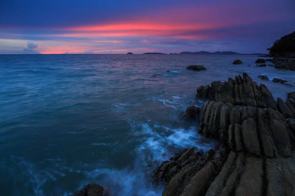 驚くほどの美しい自然夕日を海のボルネオで夕暮れの空に — ストック写真