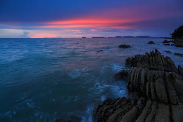 驚くほどの美しい自然夕日を海のボルネオで夕暮れの空に — ストック写真