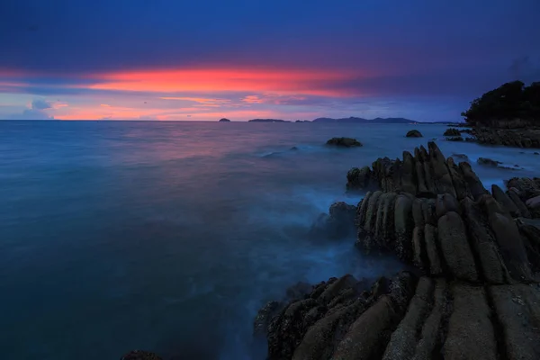 驚くほどの美しい自然夕日を海のボルネオで夕暮れの空に — ストック写真