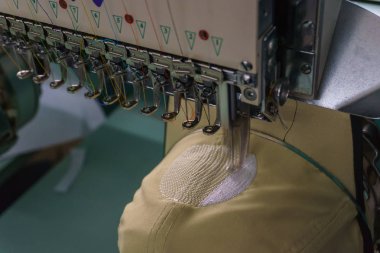 Kumaş Üreticilerinde Tekstil Endüstrisinde nakış makinesi iğnesi, nakış başlığı, iğne ipliği (seçici odaklanma ve yumuşak odaklanma))