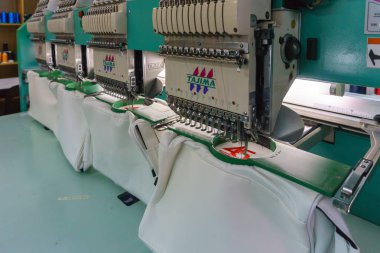 Kota Kinabalu, Sabah, Malezya - 21 Ocak 2019: Nakış makinesi iğne Tekstil, hazır giyim üreticileri, nakış T-shirt devam ediyor.