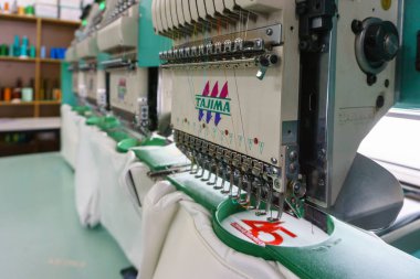 Kota Kinabalu, Sabah, Malezya - 21 Ocak 2019: Nakış makinesi iğne Tekstil, hazır giyim üreticileri, nakış T-shirt devam ediyor.