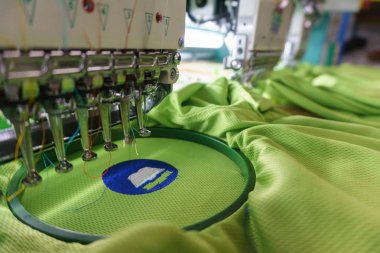 Tekstil, hazır giyim üreticileri, nakış T-shirt nakış iğne makine sürerken, iğne iplik (seçici odak ve yumuşak odak ile)