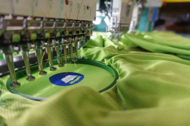 Tekstil, hazır giyim üreticileri, nakış T-shirt nakış iğne makine sürerken, iğne iplik (seçici odak ve yumuşak odak ile)