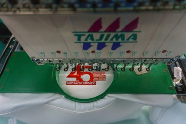 Kota Kinabalu, Sabah, Malezya - 21 Ocak 2019: Nakış makinesi iğne Tekstil, hazır giyim üreticileri, nakış T-shirt devam ediyor.