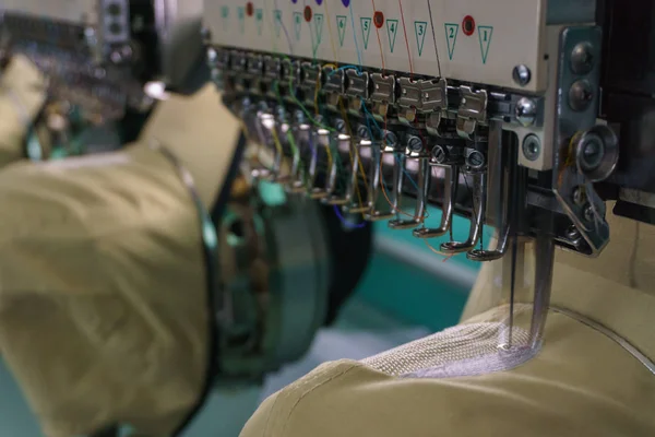 Agulha Máquina Bordar Indústria Têxtil Fabricantes Vestuário Tampa Bordado Andamento — Fotografia de Stock