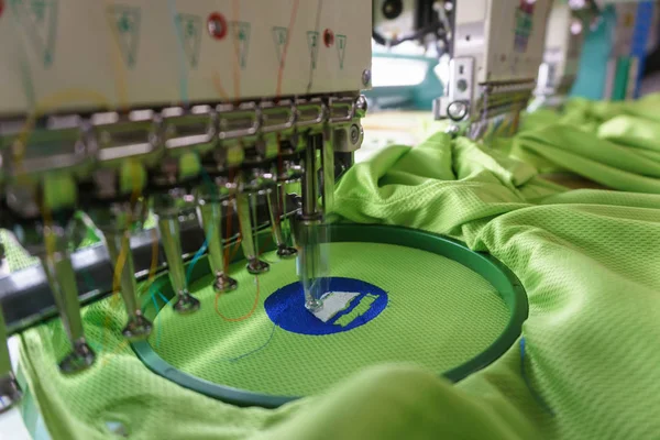 Βελόνα Κεντήματος Μηχανής Στην Κλωστοϋφαντουργία Κατασκευαστές Ενδυμάτων Κέντημα Shirt Εξέλιξη — Φωτογραφία Αρχείου