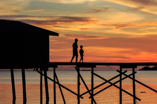 Silhouette Bambini Camminano Sul Pontile Legno Durante Tramonto Mantanani Island — Foto Stock