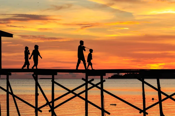 Sylwetka Dzieci Walk Drewniane Molo Podczas Zachodu Słońca Mantanani Island — Zdjęcie stockowe
