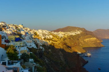Güzel manzara görüntülemek köyden Oia, açık mavi gökyüzü ile Santorini