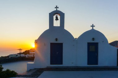 Güzel beyaz mimari kilise Santorini Island, Yunanistan.