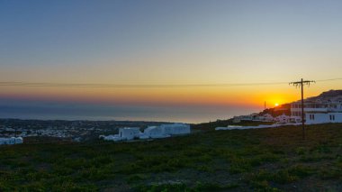 Santorini Island, Yunanistan üzerinde beyaz mimarisi, güzel gündoğumu yatay.