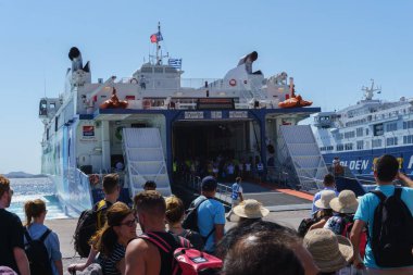 Mykonos, Yunanistan - Eylül 2017 yaklaşık: gezginler Tourlos New Port feribot içine almak hazırlanıyor. Santorini feribot.