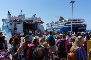 Mykonos, Yunanistan - Eylül 2017 yaklaşık: gezginler Tourlos New Port feribot içine almak hazırlanıyor. Santorini feribot.