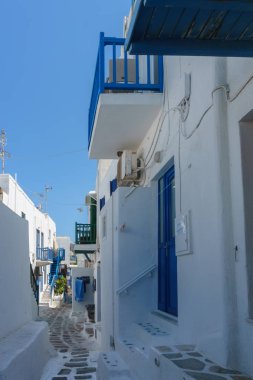 Santorini, Yunanistan - 14 Eylül 2017: Güzel beyaz mimari evler geleneksel mavi kapı ve merdiven Rum köyü, dar sokaklarında ile