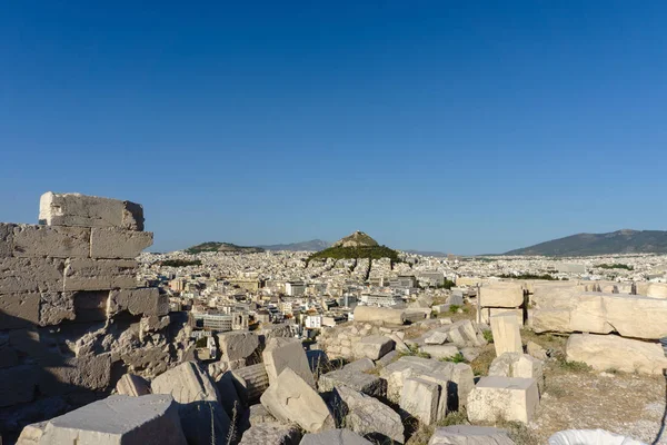 希腊雅典卫城上最伟大的帕台农神庙 并提供专栏详情 — 图库照片