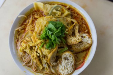 lezzetli ve ünlü Sarawak Laksa şehriye çorbası.