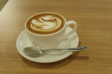 Kalp ile cappuccino veya Latte sanat kahve fincan Cappuccino veya Latte Kahve sanat Kupası (resim çekmek düşük ışık durumda yüzey, en iyi görünümü şeklinde)