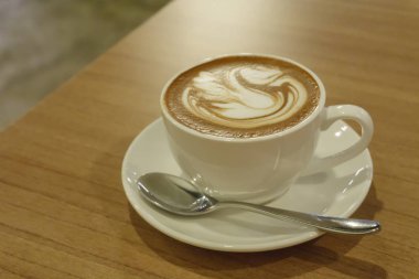 Kalp ile cappuccino veya Latte sanat kahve fincan Cappuccino veya Latte Kahve sanat Kupası (resim çekmek düşük ışık durumda yüzey, en iyi görünümü şeklinde)