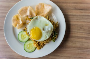 lezzetli kızarmış pilav ve kızarmış yumurta üst plaka üzerinde hizmet