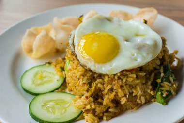 lezzetli kızarmış pilav ve kızarmış yumurta üst plaka üzerinde hizmet