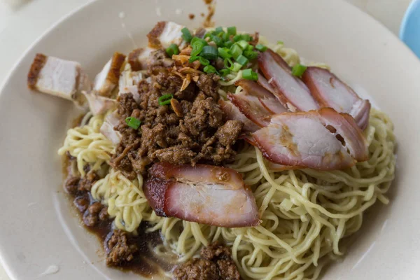 Sarawak Makanan Cina Terkenal Kolo Mee Dengan Daging Babi Renyah — Stok Foto