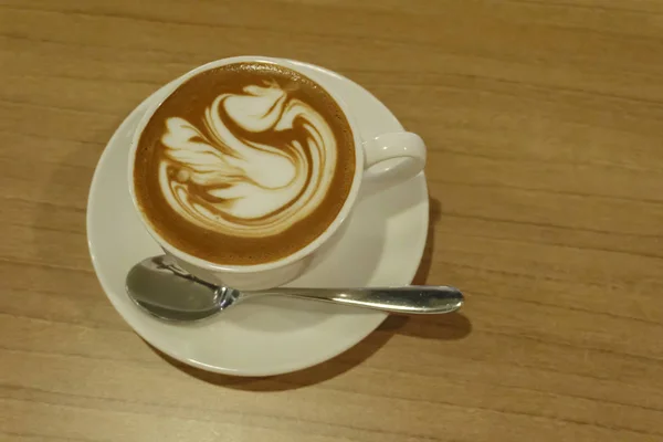 Kopp Med Kaffekunst Cappuccino Eller Latte Med Hjerteformet Overflate Topputsikt – stockfoto