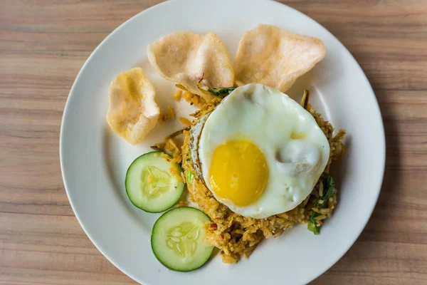 Nasi Goreng Lezat Dan Telur Goreng Atas Piring — Stok Foto