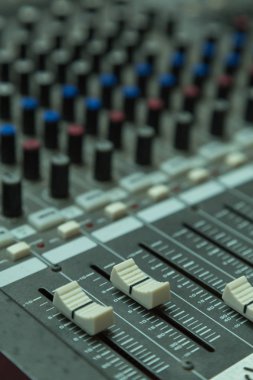 seçici odak, ses kayıt stüdyosu ekipman düğmeleri ile ses karıştırıcı
