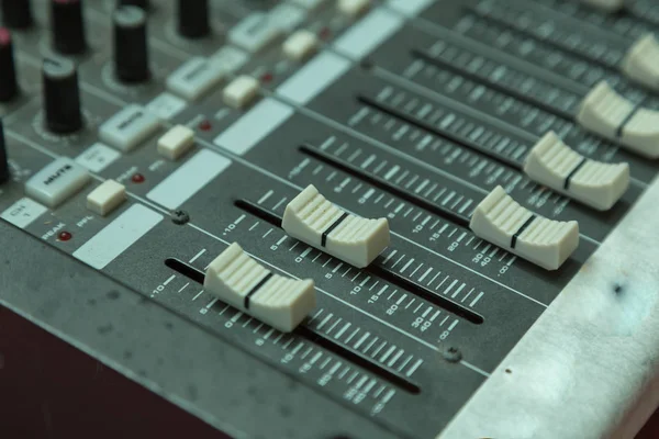 带选择性对焦的混音器 录音工作室中的按钮设备 — 图库照片