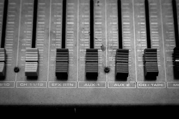 带选择性对焦的混音器 录音工作室中的按钮设备 — 图库照片