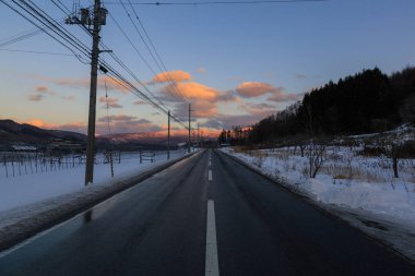 Güzel kış manzarası ile kış orman kar altında toz kar Hokkaido Japonya'da bir yolda