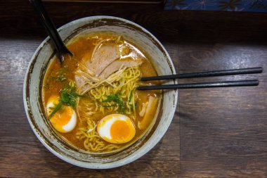 En ünlü geleneksel Ramen Hokkaido'da bir kase