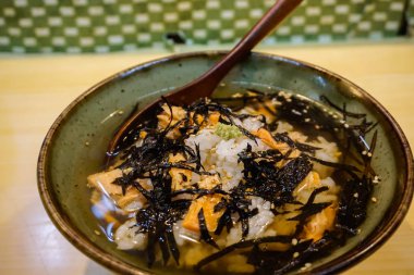 Et ve diğer maddeler ile yerel geleneksel Japon pirinç