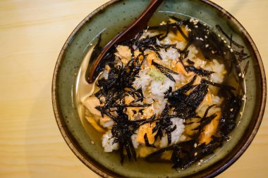 Et ve diğer maddeler ile yerel geleneksel Japon pirinç