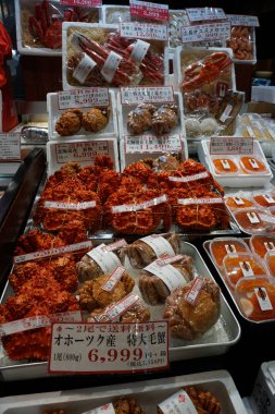Yeni Chitose, Hokkaido, Japonya-Aralık 21, 2017: Taze Japon saç yengeç ve yeni Chitose Uluslararası Havaalanı, Japonya, taze piyasada satışa çeşitli ham taze deniz ürünleri 
