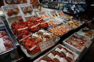 Yeni Chitose, Hokkaido, Japonya-Aralık 21, 2017: Taze Japon saç yengeç ve yeni Chitose Uluslararası Havaalanı, Japonya, taze piyasada satışa çeşitli ham taze deniz ürünleri 