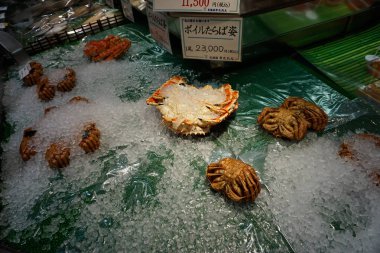Yeni Chitose, Hokkaido, Japonya-Aralık 21, 2017: Taze Japon saç yengeç ve yeni Chitose Uluslararası Havaalanı, Japonya, taze piyasada satışa çeşitli ham taze deniz ürünleri 