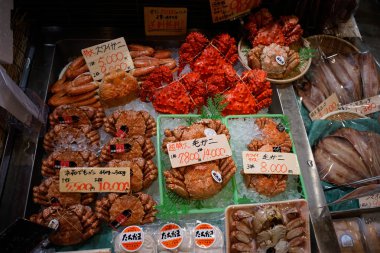 Yeni Chitose, Hokkaido, Japonya-Aralık 21, 2017: Taze Japon saç yengeç ve yeni Chitose Uluslararası Havaalanı, Japonya, taze piyasada satışa çeşitli ham taze deniz ürünleri 