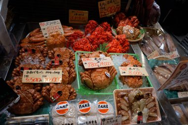 Yeni Chitose, Hokkaido, Japonya-Aralık 21, 2017: Taze Japon saç yengeç ve yeni Chitose Uluslararası Havaalanı, Japonya, taze piyasada satışa çeşitli ham taze deniz ürünleri 