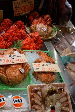 Yeni Chitose, Hokkaido, Japonya-Aralık 21, 2017: Taze Japon saç yengeç ve yeni Chitose Uluslararası Havaalanı, Japonya, taze piyasada satışa çeşitli ham taze deniz ürünleri 