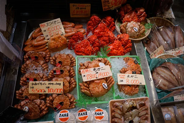 日本北海道新千岁 日本新千岁国际机场新鲜市场上出售新鲜日本毛蟹和各种新鲜生海鲜 — 图库照片