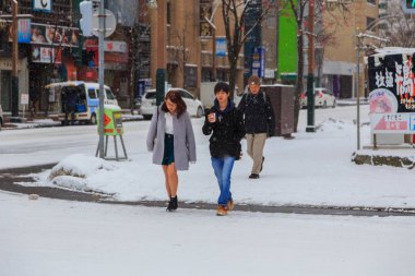 Otaru, Japonya - 25 Aralık 2017: Tanımlanamayan yaya yürüyüş Sapporo City kış sezonu ve tüm kar Sapporo City, Hokkaido Japonya tarafından kapak yol sırasında.