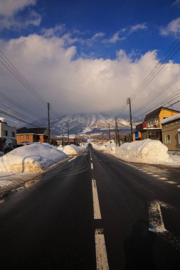 Hokkaido, Japonya, kış mevsiminde kar ile uzun yolun güzel manzaralı