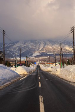 Hokkaido, Japonya, kış mevsiminde kar ile uzun yolun güzel manzaralı