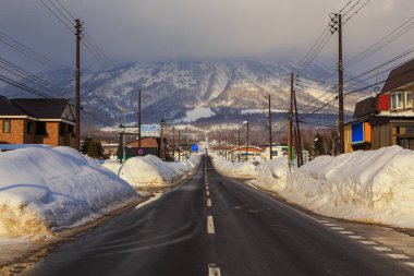 Hokkaido, Japonya, kış mevsiminde kar ile uzun yolun güzel manzaralı