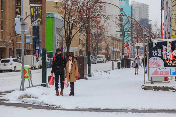 日本小丸 2017年12月25日 在日本北海道的札幌 不明身份的行人在冬季行走 道路都被雪覆盖 — 图库照片