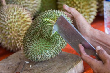 Yaşlı adam bıçakla 