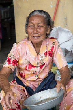 Tuaran, Sabah, Malezya-Ocak 25,2018: Sokak fotoğraf görünümü yaşlı portre resim Satılık meyve taze piyasada Tuaran kenti, Sabah, Malezya