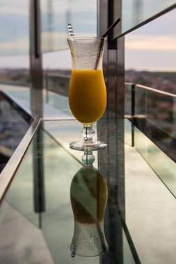 Çatıdaki bar şehir görünümü arka plan ile tablo kokteyl taze meyve suyu